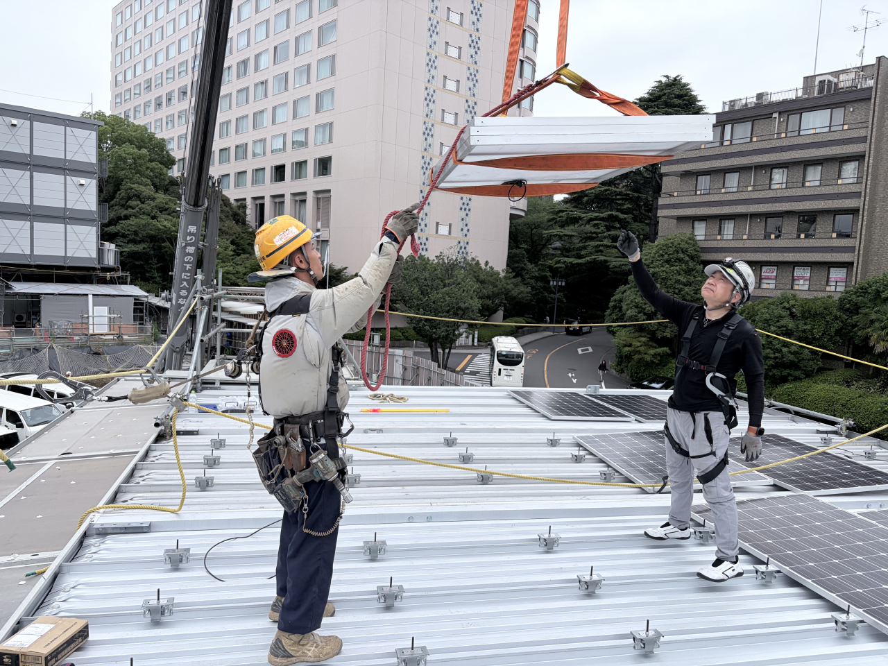 品川駅西口の再開発工事で、リユース太陽光発電システムを設置しました。